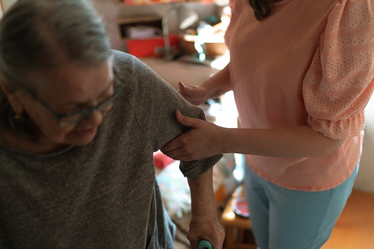 4 Ways Assisted Living Enhances Daily Support